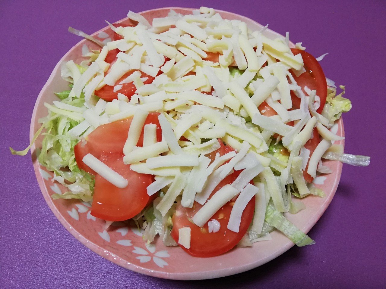 沖縄では タコライスをよく食べます 私は ひき肉からスパイスを入れて作るのが好きだけど 夫は オキハムのレトルトが大好き レタス トマト チーズもたっぷり タコライスは お弁当屋さんやランチな みろひら トータルビューティートレーナー モナリザ