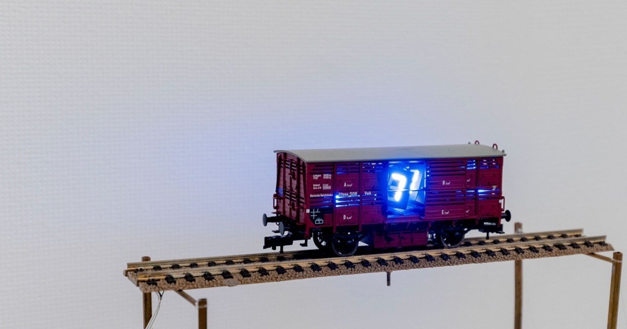 無機質なデジタルカウンターの向こうに「他人」と「生」を考える