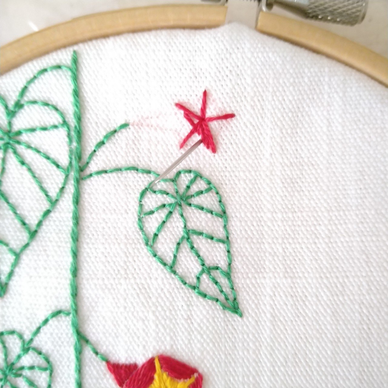 2309-38  ミディサシェ 香り袋 2個組  ラブリーフラワー リース刺繍 2309-38 ミディサシェ 香り袋 2個組 ラブリーフラワー リース刺繍