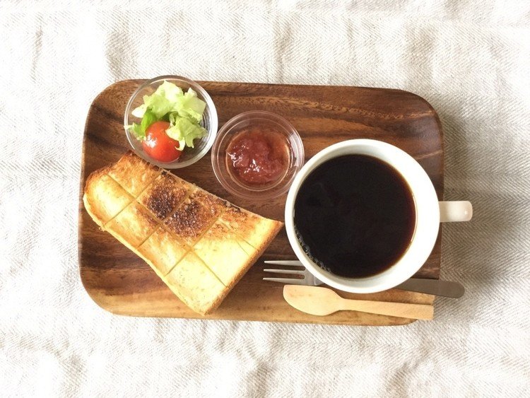 バタートーストといちごジャム。
トマトのはちみつマリネ。
コーヒー。

プチトマトを湯むきするのは、ちょいと面倒ですが、やっぱり美味しい(^^)

#写真 #カフェ #ヨンヒキノネコ #朝ごはん