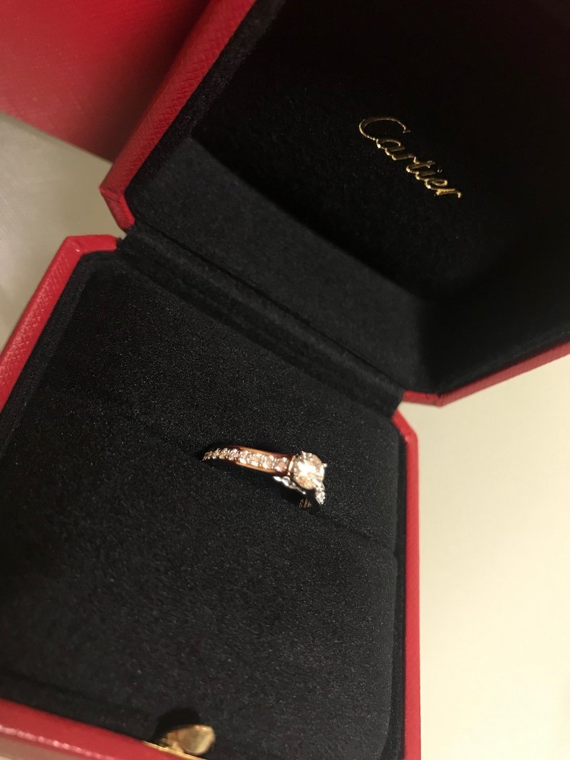 婚約指輪は幸せの象徴 Etoile Note 婚約指輪は幸せの象徴 Etoile Note