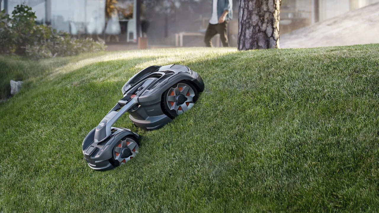 023 屋外も”ルンバ”する時代が到来！ロボットで芝生の手入れを完全
