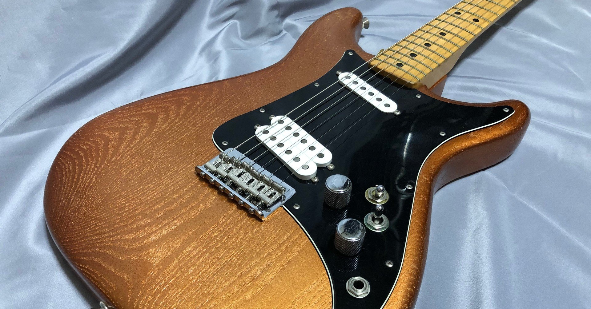 FENDER STRATO　ロビーロバートソンモデルをプロの工房で製作しました！ FENDER STRATO ロビーロバートソンモデルをプロの工房で製作しました
