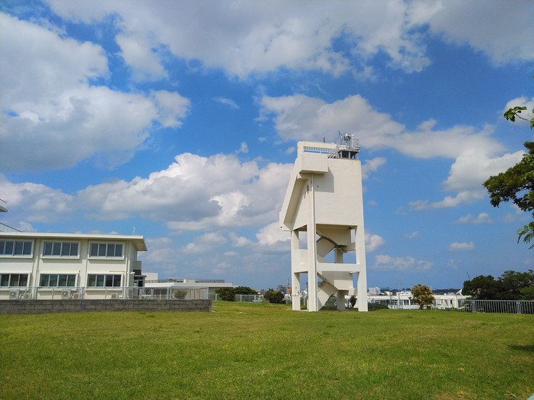 宮古島地方気象台の裏手。
ヘンな形の建物は観測用施設で、昔からあります。そう、コラ台風の時にもありました(サラ台風はあったかな？)

戦前からここで気象観測をしていたトコなので、とても由緒正しい(笑)