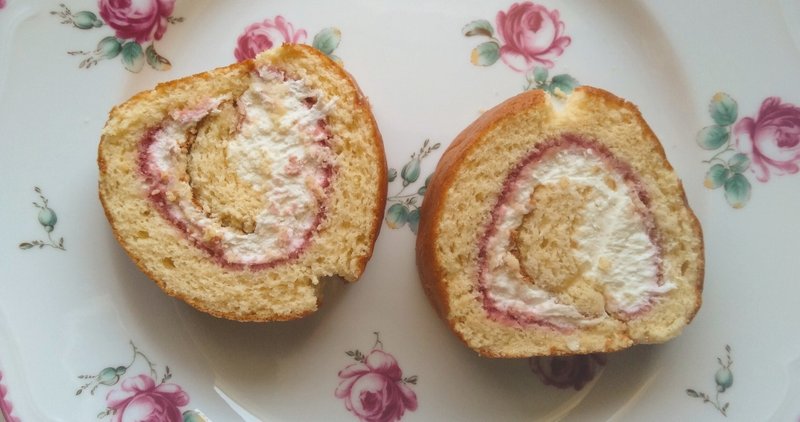 割れてしまったロールケーキ かめの Note