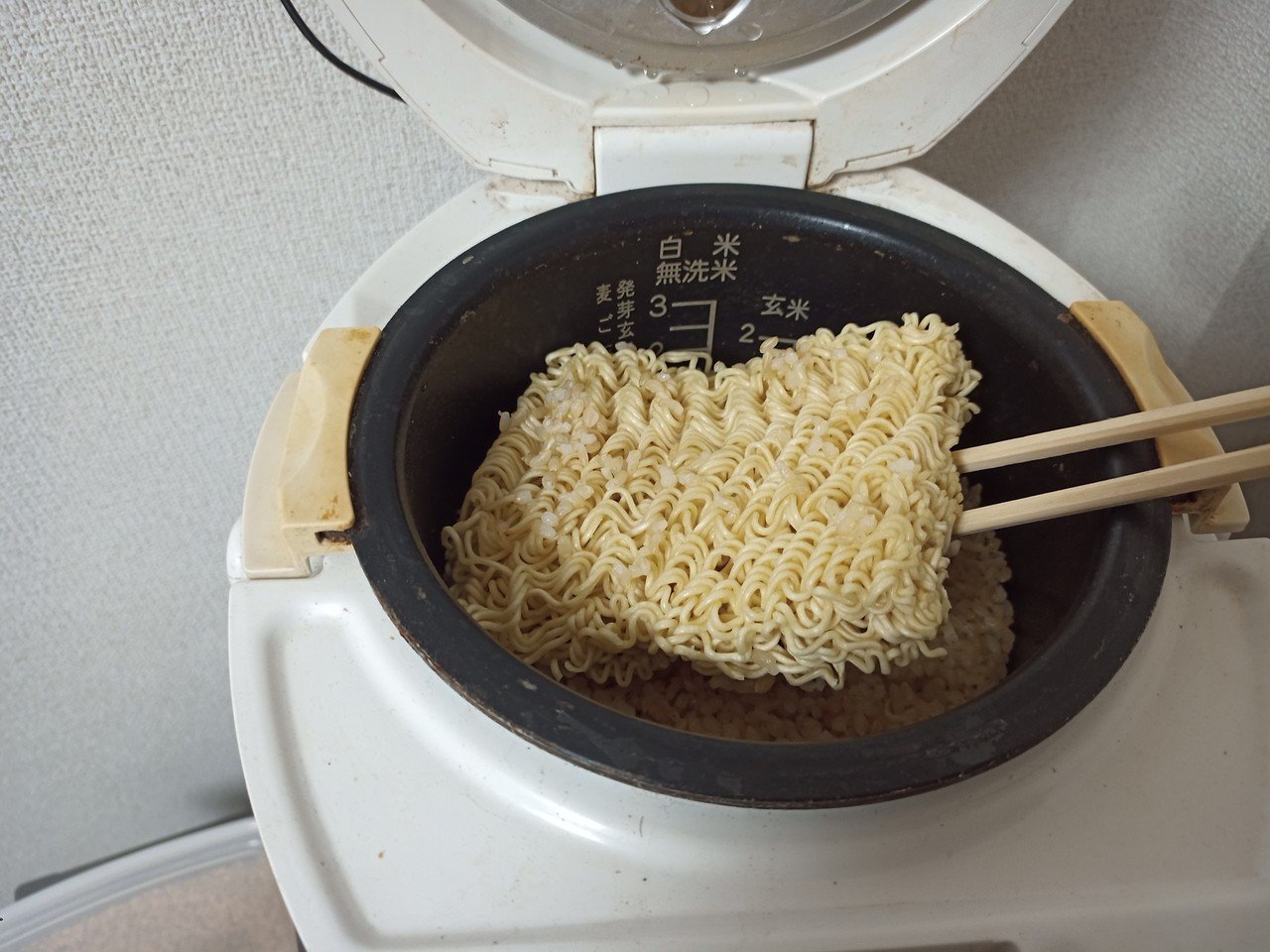 袋麺 炊飯器にて ほぐそうと したけど駄目で 鍋でやり直す Basicincome Note