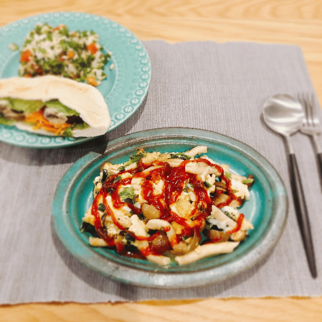 焼きファラフェルとカリフラワーのタブレ、アボカド、エンドウ豆、フェタチーズのスマッシュ添え レシピ