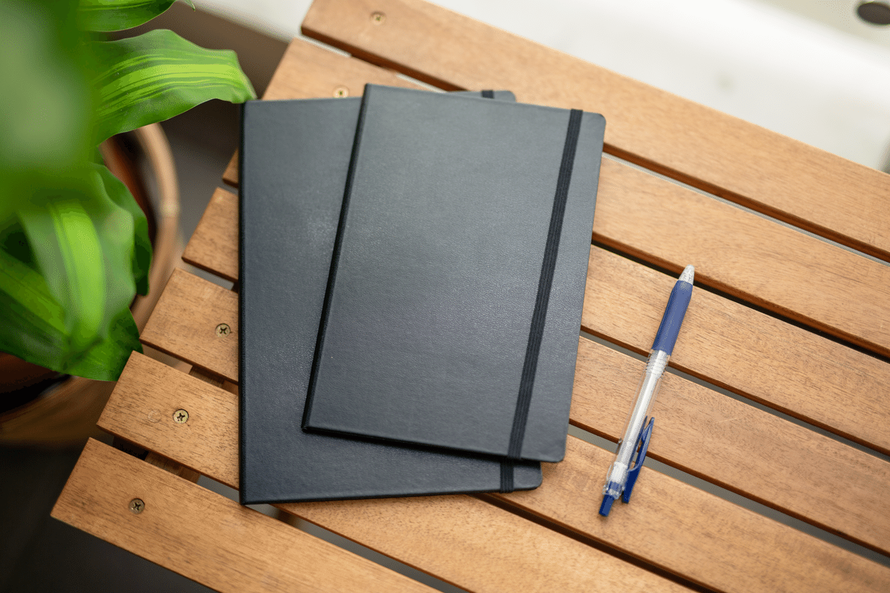 おろしたてのノートの気持ちよさ をいつまでも ハードカバー だけ をプロダクトにした話 山下義弘 ドケットストア店主 Note おろしたてのノートの気持ちよさ をいつまでも ハードカバー だけ をプロダクトにした話 山下義弘 ドケットストア店主 Note