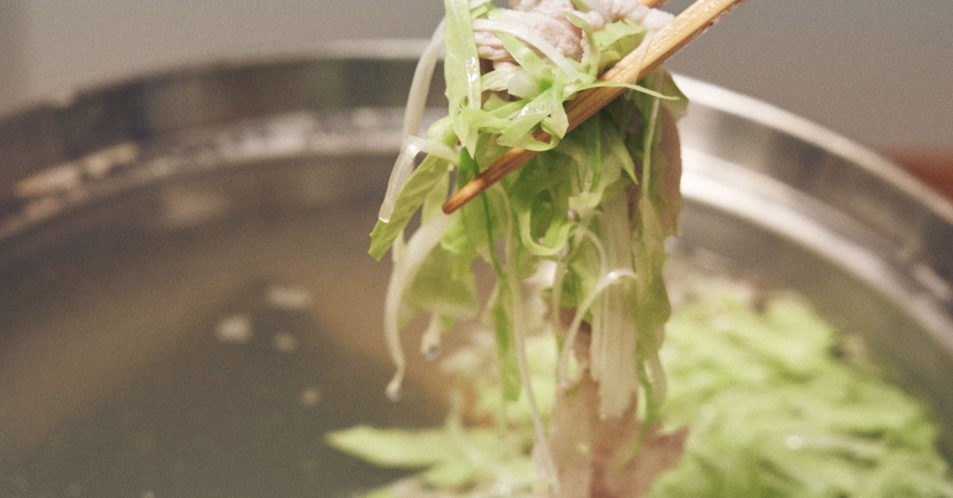 気持ちを軽くする、豚肉と細切り野菜の元気鍋と「万能葱だれ」｜今井