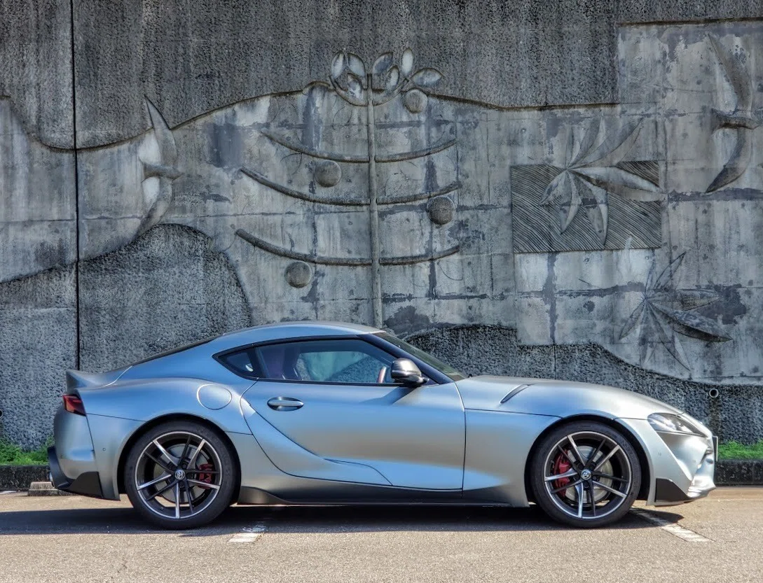 スポーツカー シルバー/ブルー クーペ トヨタデイズ第三回 誰もが心に自分のスポーツカーを秘めている。新型