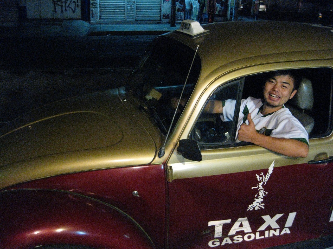 メキシコでもブラジル でも タクシーの運転手さんは自分の服装を自分で決めていた 贔屓のサッカーチームのユニフォームにジーパンの青年もいれば いつもシャツにベスト姿のおじさんもいた 乗客として問題を感じたこ タカサカモト Note