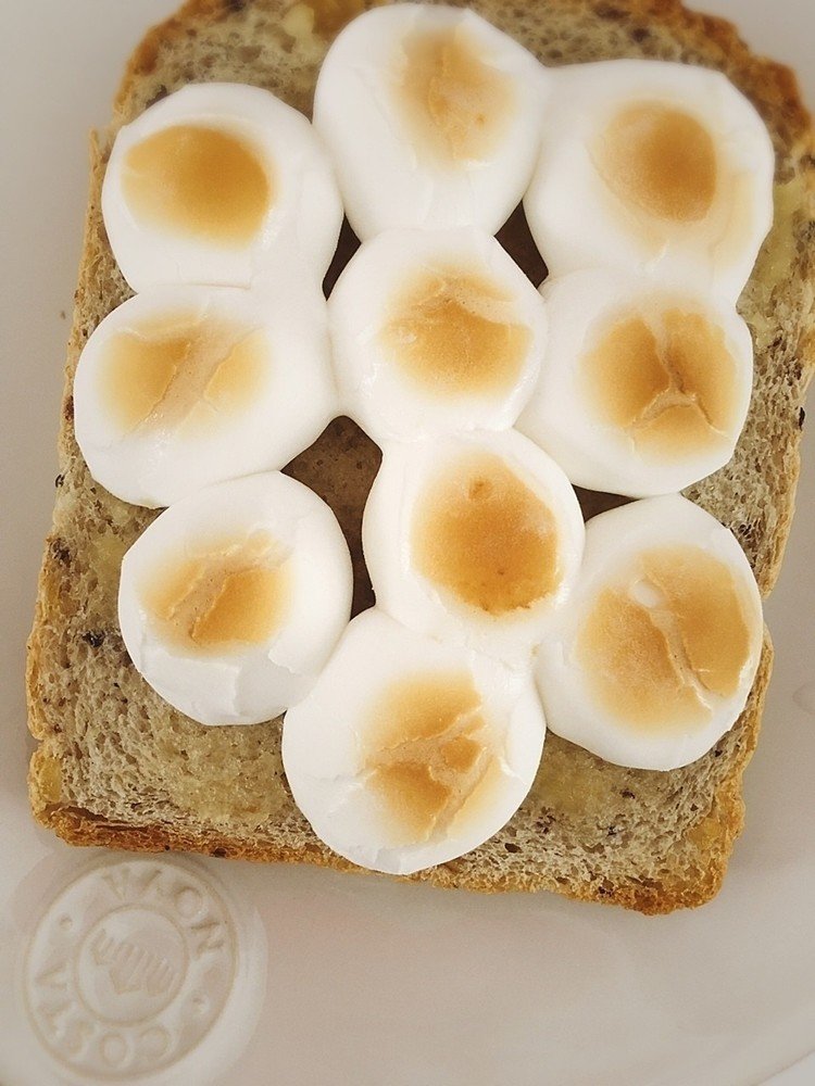 林檎バタージャムとマシュマロ。カエルの卵みたいでかわいい。#麹屋の食パン終了 #朝ゴパン #トースト #料理 