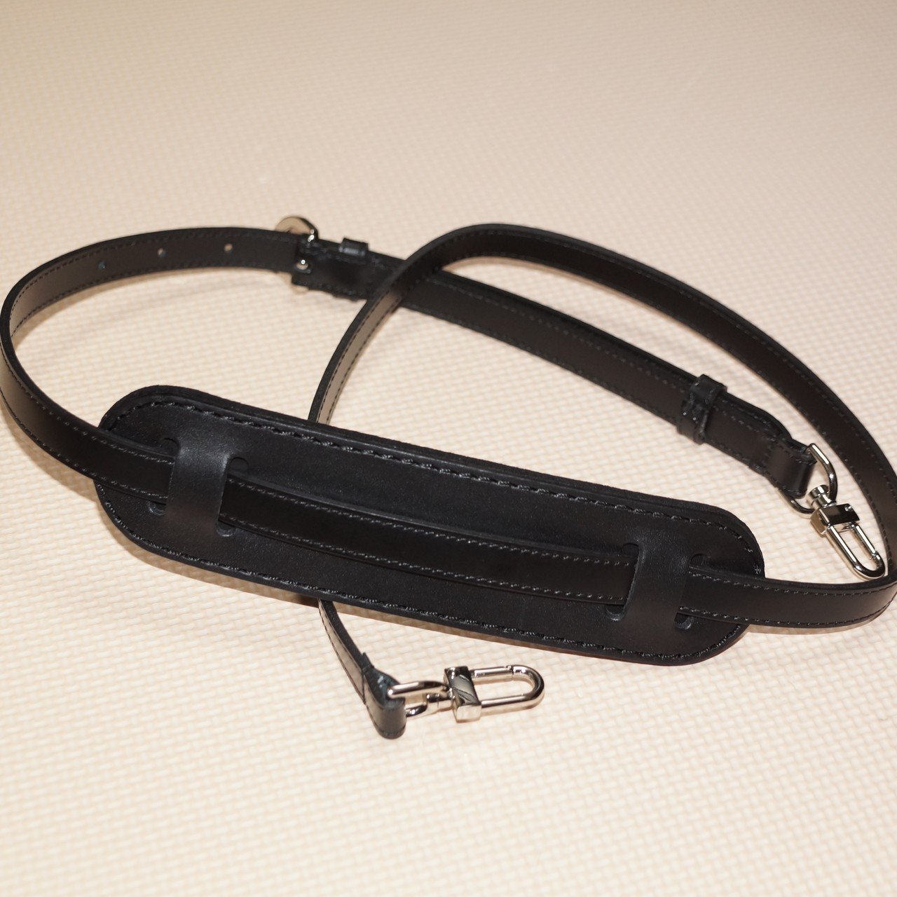 Herz ヘルツ ショルダーストラップ 新品 美品 HERZ ヘルツ クッション