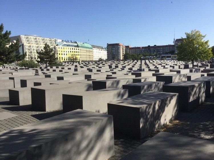 ベルリンのブランデンブルグ門近くにある。正式には「虐殺されたヨーロッパのユダヤ人のための記念碑」だそうな。並んでるのは石碑のようだが特に何も書かれていない。2711基あるらしい。地下は資料館みたいになっている。