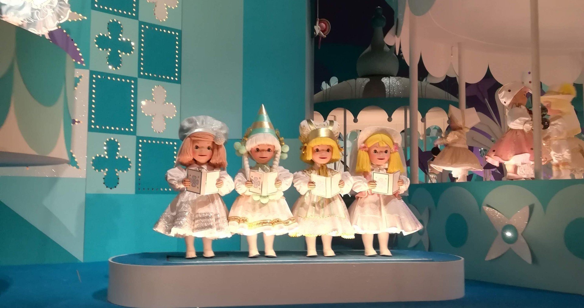 子どもと一緒に イッツアスモールワールドに乗れる時間は あと少し かおる Note 子どもと一緒に イッツアスモールワールドに乗れる時間は あと少し かおる Note