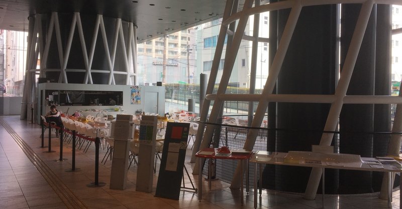 開放的なカフェでお茶を メディアテーク内にある クレプスキュールカフェ Invincible Hound Note