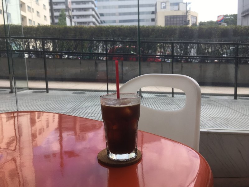 開放的なカフェでお茶を メディアテーク内にある クレプスキュールカフェ Invincible Hound Note