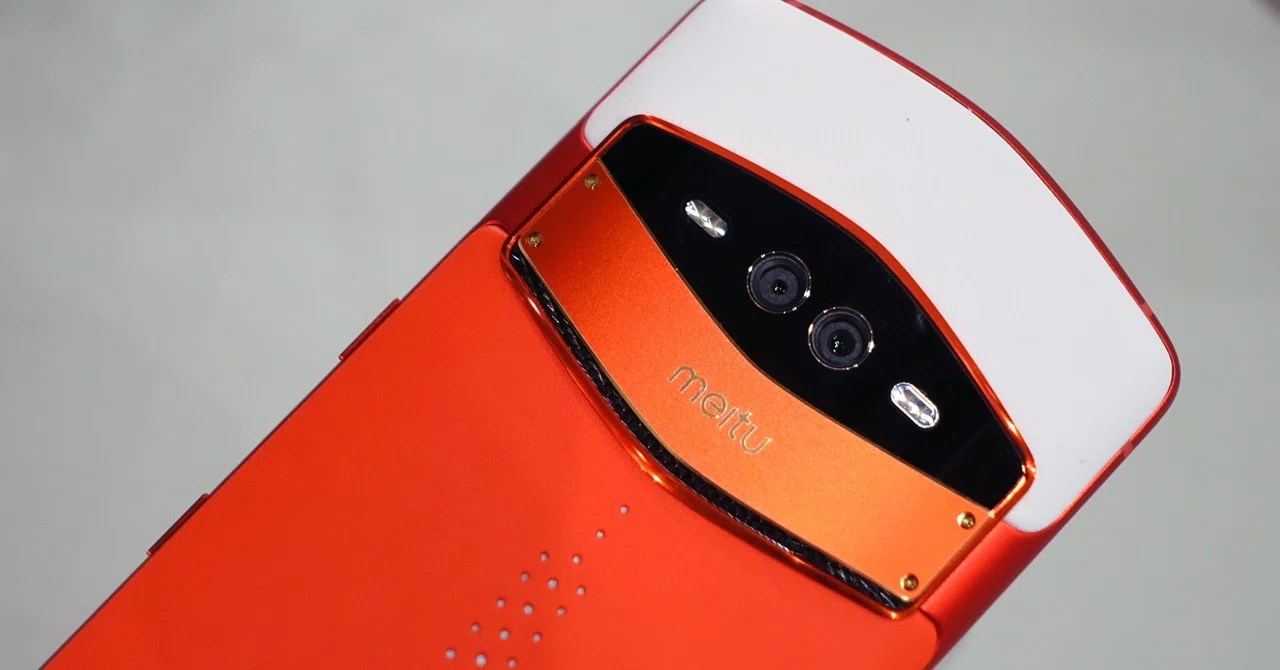 最強自撮りスマホMeitu V7、1年前の名機を中国から輸入◇Vol.143｜山根 