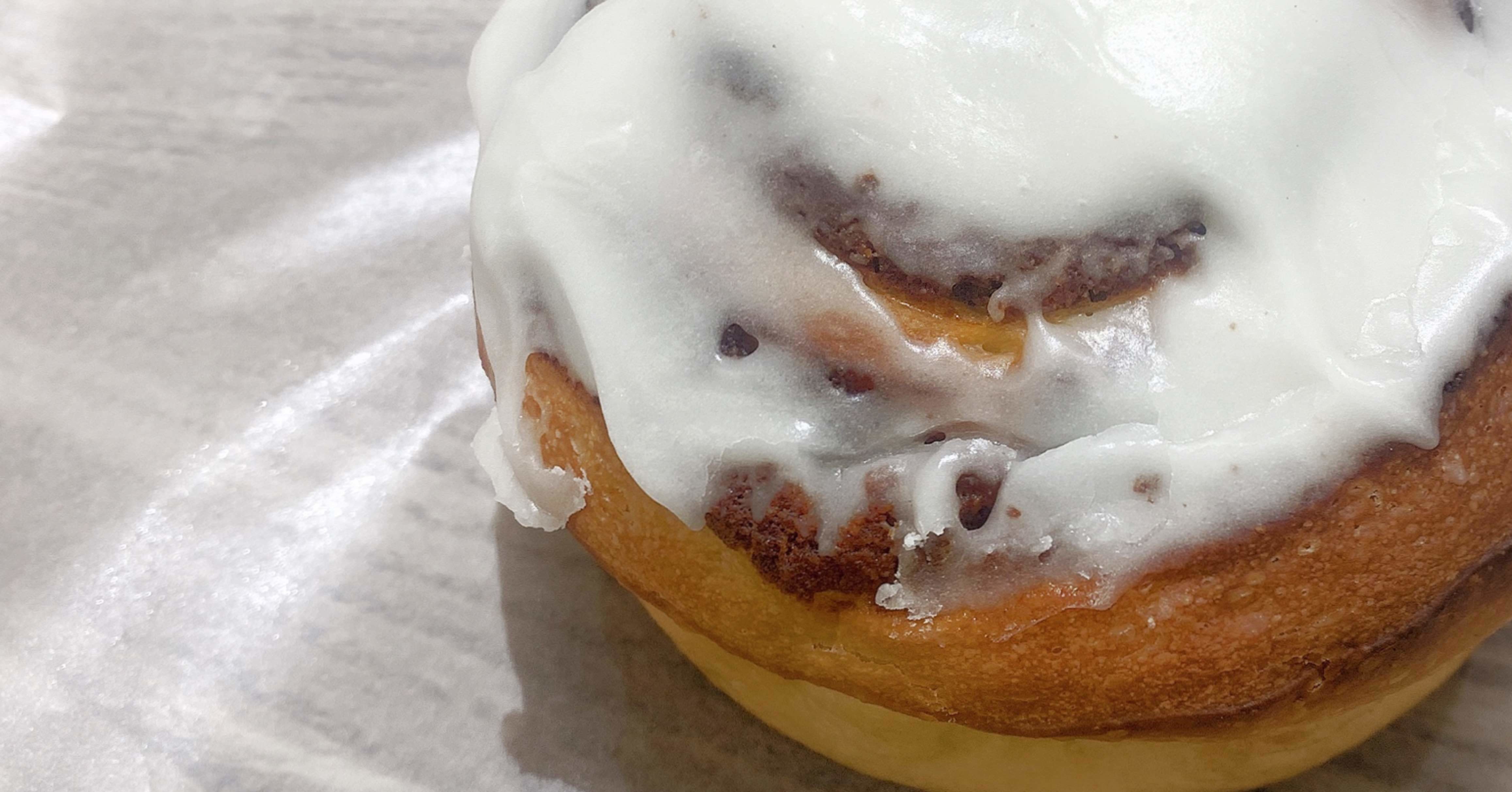 もちもち「やまびこベーカリー」のシナモンロール｜上野ミング