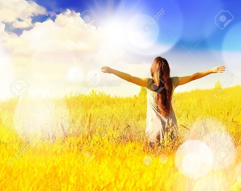 42034561-無料幸せな女は、日当たりの良い草原に自由を楽しんでいます。自然。