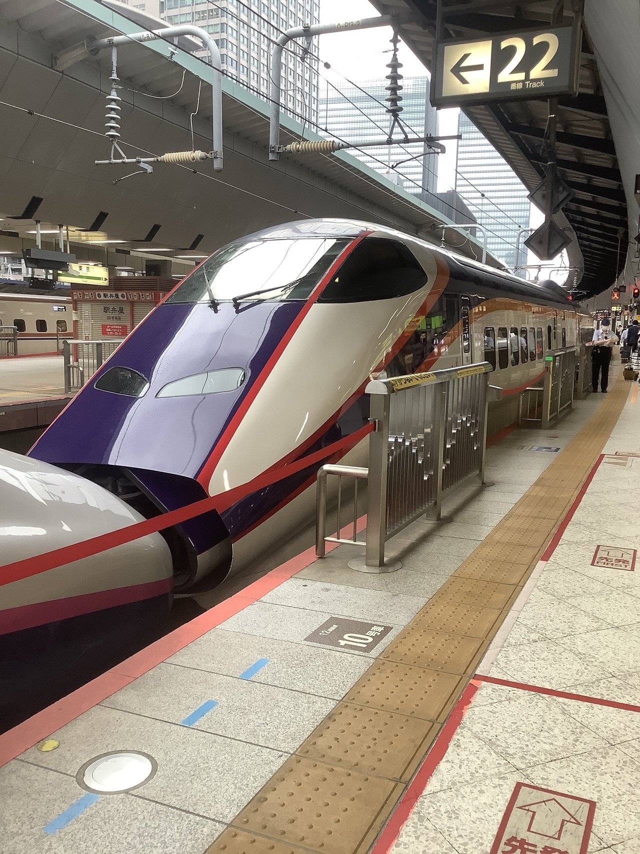 久しぶりの出張で東京へ行ってきました 写真は帰りの新幹線です O O 異なる車両が連結していましたよ 奥の車両は つばさ 号 山形行き そして 手前の車両は やまびこ号 仙台行き おりちゃ Note