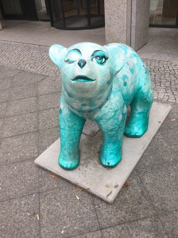 ベルリンにて。なぜか知らんがこの街にはやたらと熊が出没する。他の国でもたまに見るがこれほどではない。ドイツ全般にそうなのかどうかはわからない。これはウイン熊。