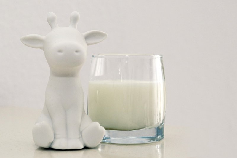 セロトニンと食べ物の関係｜幸せホルモンを増やす方法　牛乳
