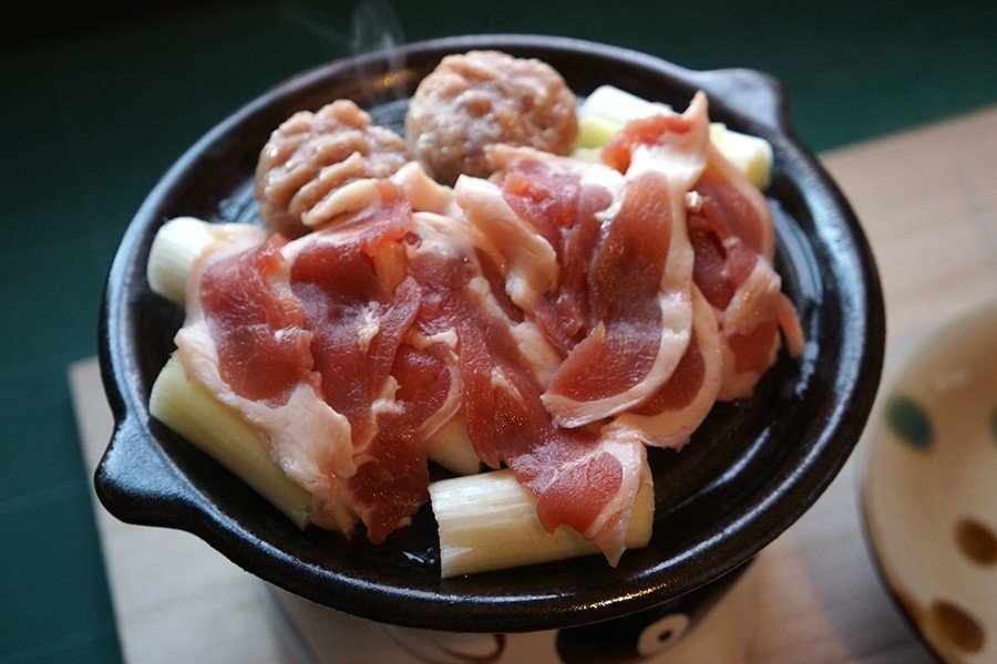 自室でこっそり鴨ネギ陶板焼き｜パリッコの「つつまし酒」#81｜光文社新書