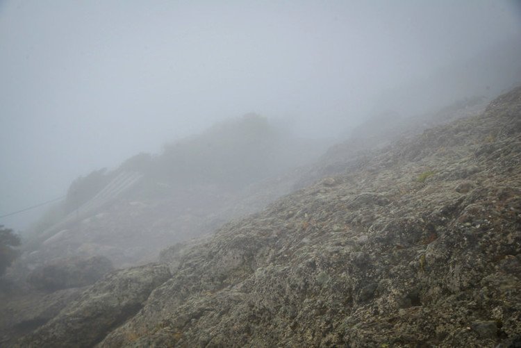 こんばんは〜。病み上がりのタクロコマです。「もとくらの深夜枠」でも、立花女史が宮崎県小林市の取材最終日に登山してきた！と書いていましたが、今回はぼくも当日撮影した写真をシェアしつつ！！！これから韓国岳に登る猛者を生むきっかけになる！！！ようなフォトレポートをしたいと思います。