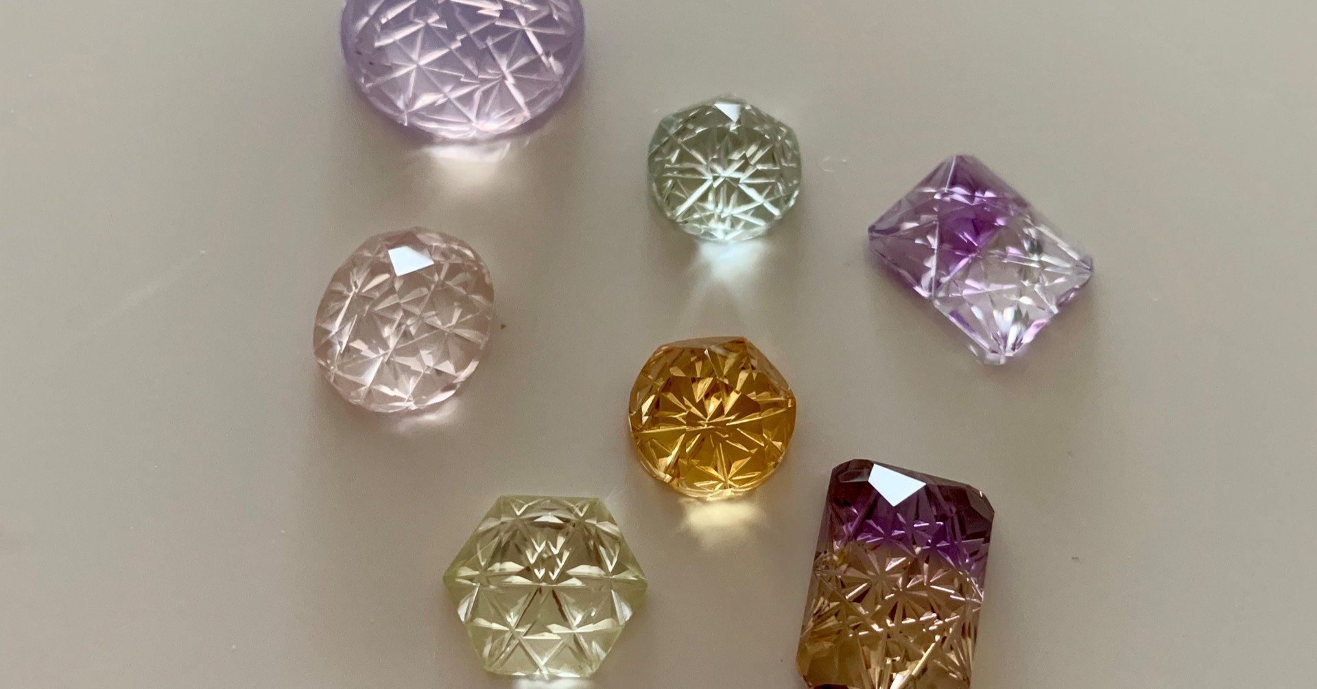 ジェムカービング 宝石彫刻 Hana Jewels Note