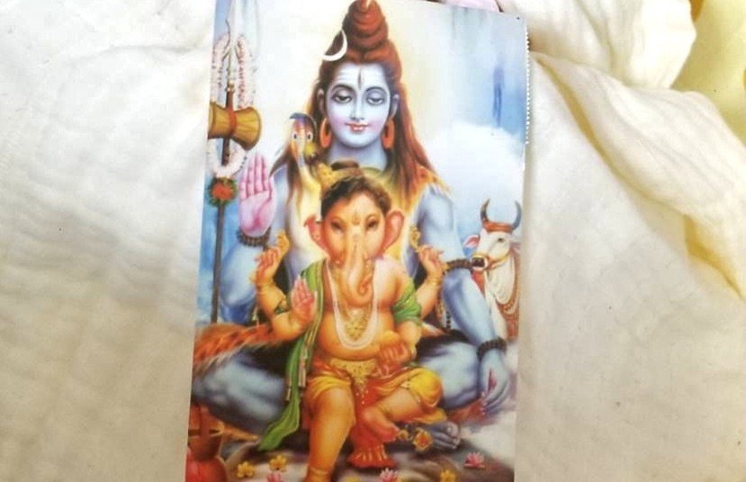 ガネーシャが可愛くてインドから友達に送った出産祝いのカード ガネーシャは 実の子と知らなかった父シヴァ神 を怒らせて首をはねられてしまい それが自分の子と知ったシヴァは焦って首を探しに行き 適当に象の頭を のりまき Note