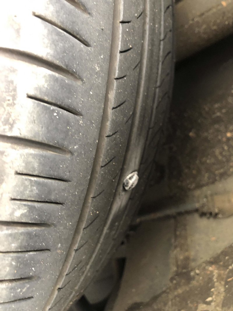 車のタイヤにボルトが刺さる ちぃ Note