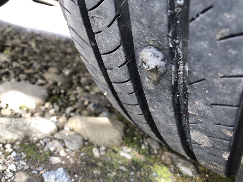 車のタイヤにボルトが刺さる ちぃ Note