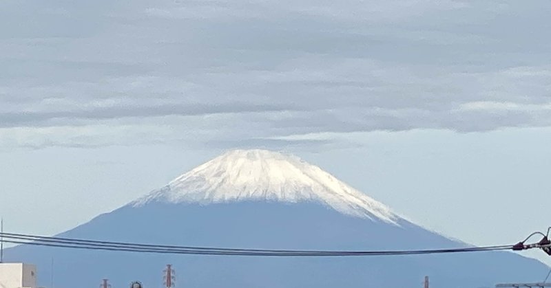 初冠雪と夕暮れの富士山