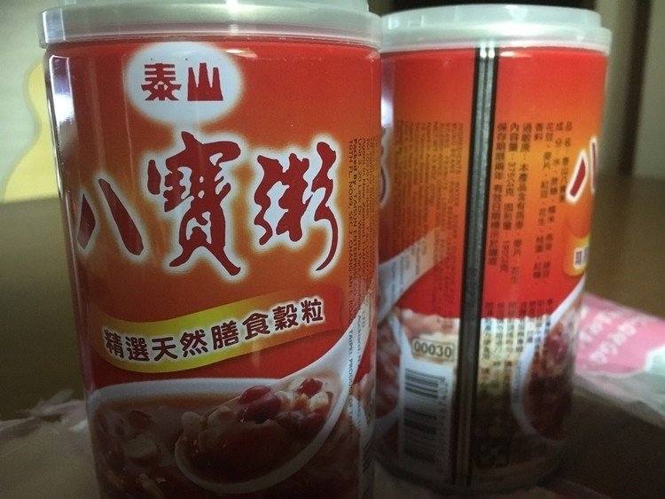 【台湾人なら皆知っている粥】全台灣人知道！ってことで、買ってみたし、お土産にもしました。中にスプーンも入ってます。さすが台湾、豆花や小豆が入っていて美味しいです。これ、好きです！日本でも中華街などで買えますが3倍くらい高くなる…。