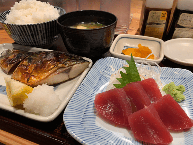 本日は目白通りから東京大神宮方向へ入ったところにある 大金星 さんにて、おかずを二品選べるよくばり定食（鮪の刺身、鯖の塩焼き）を頂きました。そろそろお肉系を積極的に選ばないお年頃なのかな？ザ・日本の定食、美味しかったです。