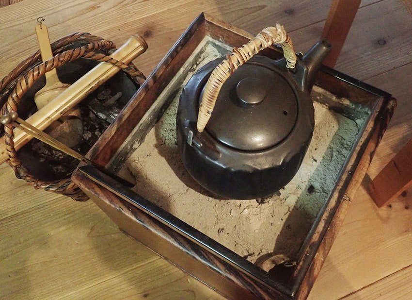 小さなお気に入りの【火鉢】で、屋久島からきた月桃茶を｜大内正伸