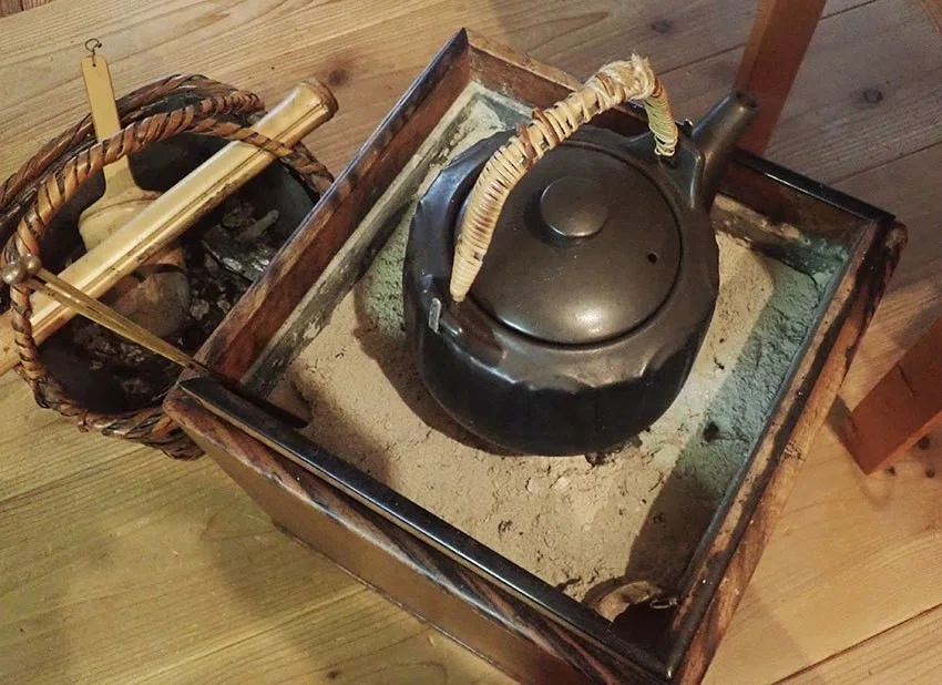 小さなお気に入りの【火鉢】で、屋久島からきた月桃茶を｜大内正伸