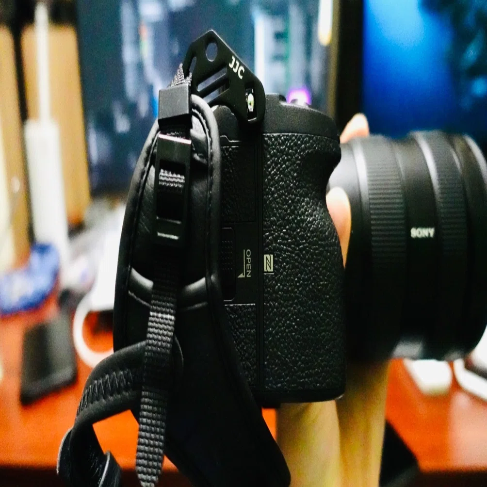 α7S3で人差し指が自由になるグリップ「JJC リストストラップ」の
