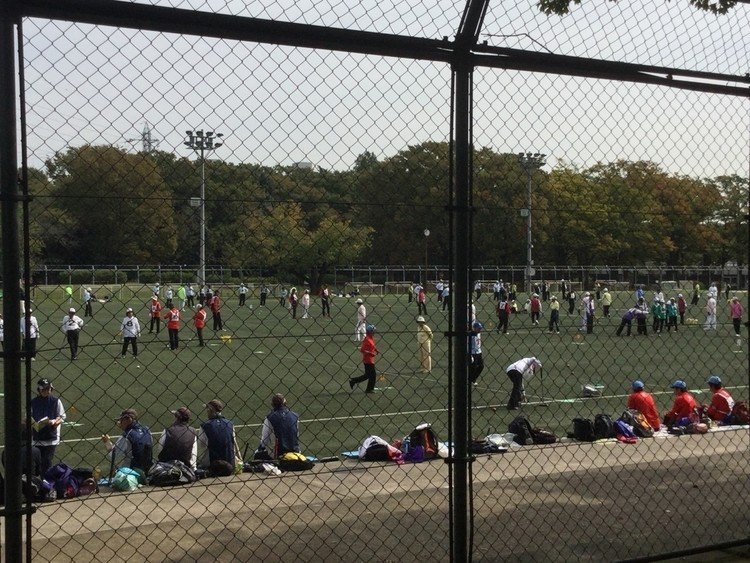 先日、駒沢公園にて。ふだんはサッカーだのラクロスだのやってる場所だが、この日はゲートボール。一面のご長寿たちは元気いっぱい。彼らもまたアスリートである。某案件がらみで某都知事が「athlete first」とか言ってたが、この光景を見てまっさきにそれを思い出した。なぜかはよくわからんが。