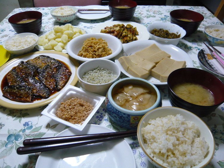今日の晩御飯　ご飯　みそ汁　サンマの蒲焼き　竹輪の磯辺焼き　高野豆腐の煮物　切干大根の酢の物　粉ふきいも　納豆　常備菜