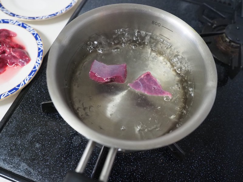 鹿レバーの湯通し 訂正 レバーじゃなくて肺でした 後日判明 中村安希 Note