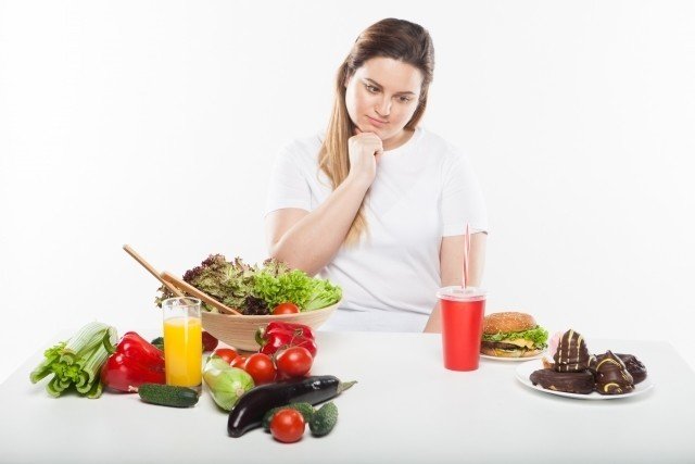 食事に悩む女性