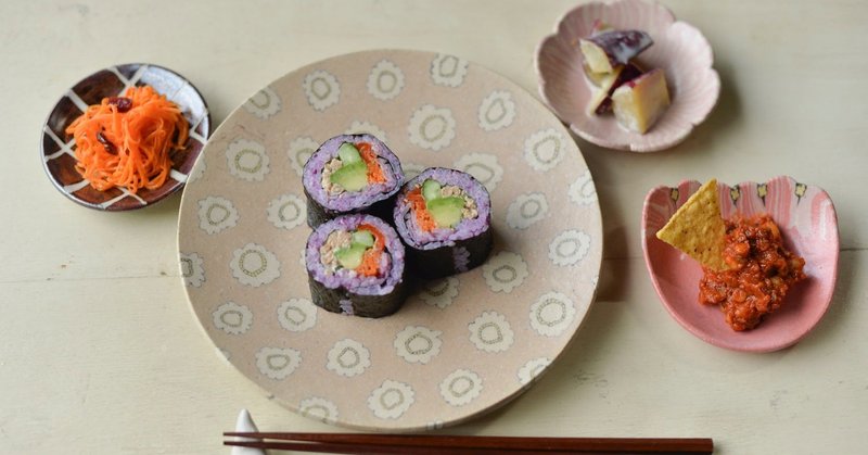 「うつわ×料理」 Vol.4 美しくてかわいくておいしい、ドマカフェさんの巻き寿司とサイドディッシュ。
