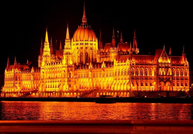 ブダペストの夜
思い出のなかから

川面を紅に染める美しさ。ほとりやくさり橋を素敵な人と歩ければ一生の思い出になったろうに。
おじさんひとりカメラ片手に歩いた夜でした！