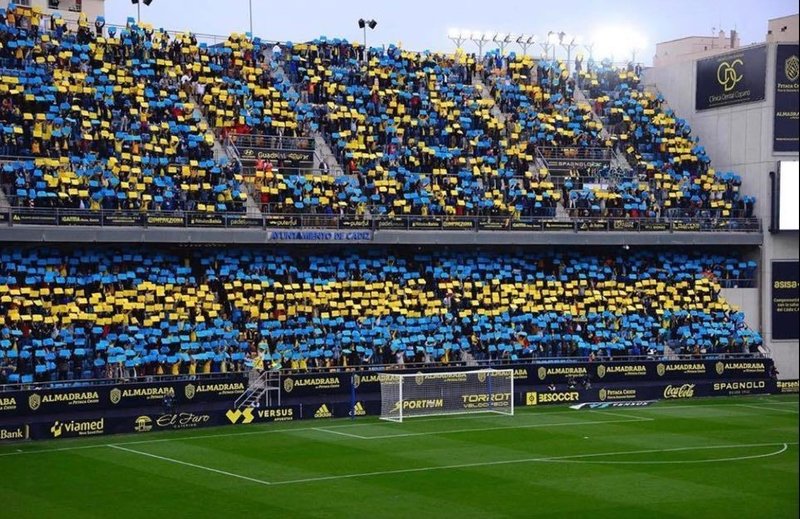 Off The Pitch クラブカラーの黄と青はホームタウンを象徴する太陽と海 Cadiz Cf カディスcf 日本公式 Note