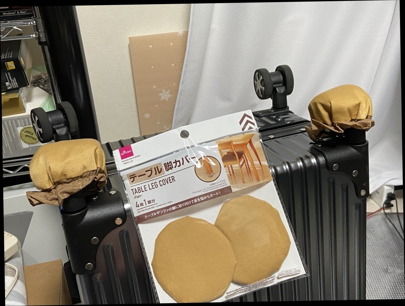 ダイソーのテーブル足カバーがキャリーケース スーツケース のキャスターにぴったりだった話 Tomo Note ダイソーのテーブル足カバーがキャリーケース スーツケース のキャスターにぴったりだった話 Tomo Note