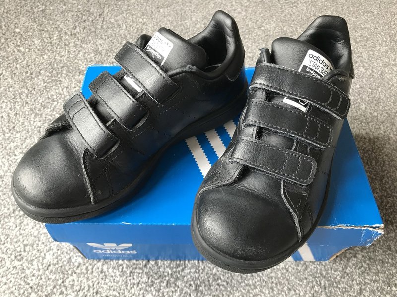 子供靴 アディダス スタンスミス 黒 サイズ Uk１１ １７ ５ London Moving Note