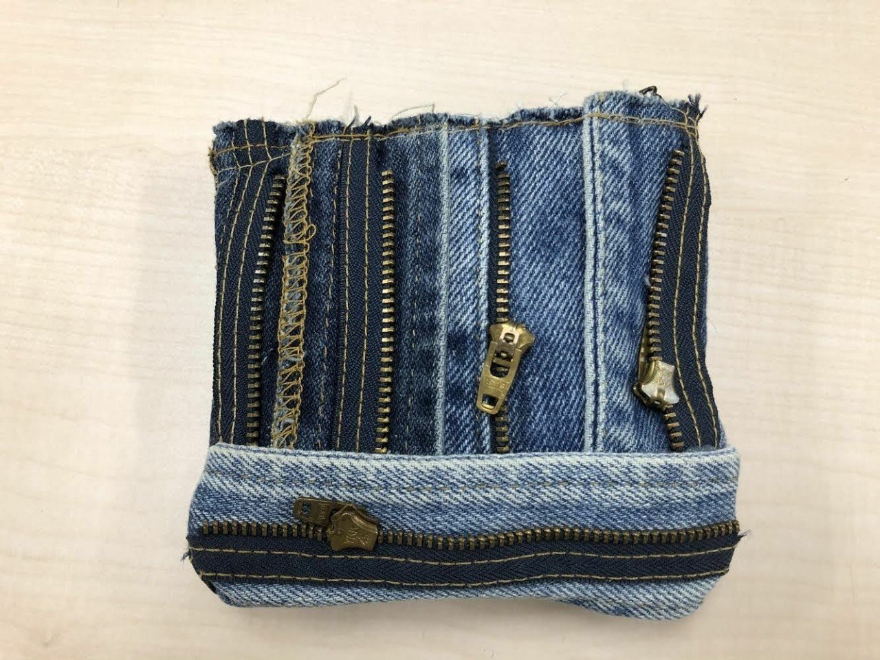 デニムパンツをリメイクした小物入れ｜骨皮筋衛門