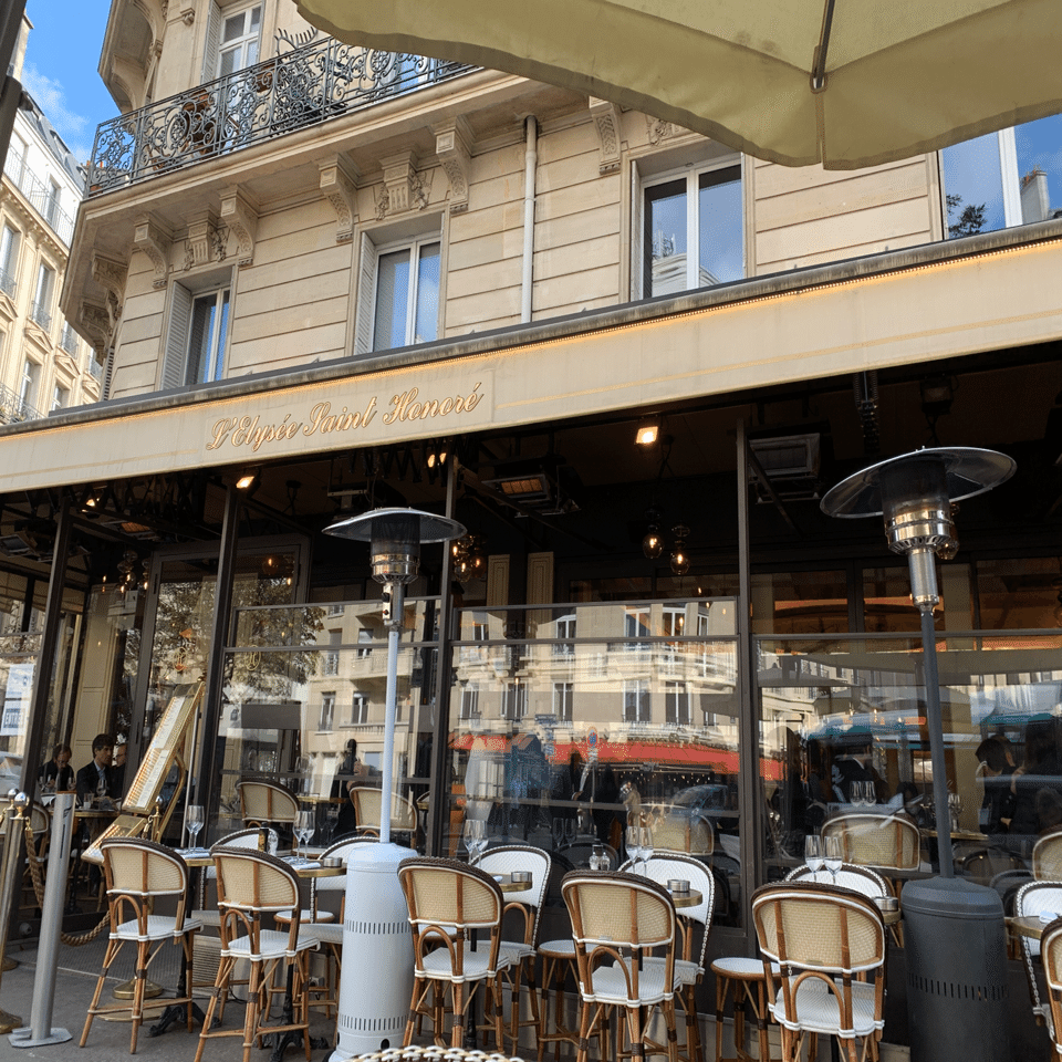 パリのcafé 『L'Elysée Saint Honoré 』日本大使館があるオッシュ通り